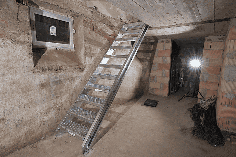 Gitterroststufe 900 x 270 MW 30-30 TS 35-2 Rutschhemmung R10-24-902730352.7